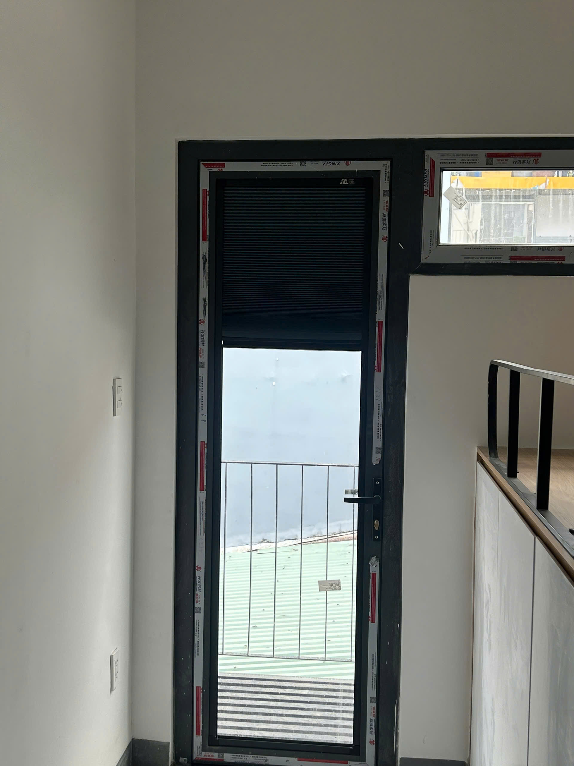 Rèm Tổ Ong Gắn Trên Kính