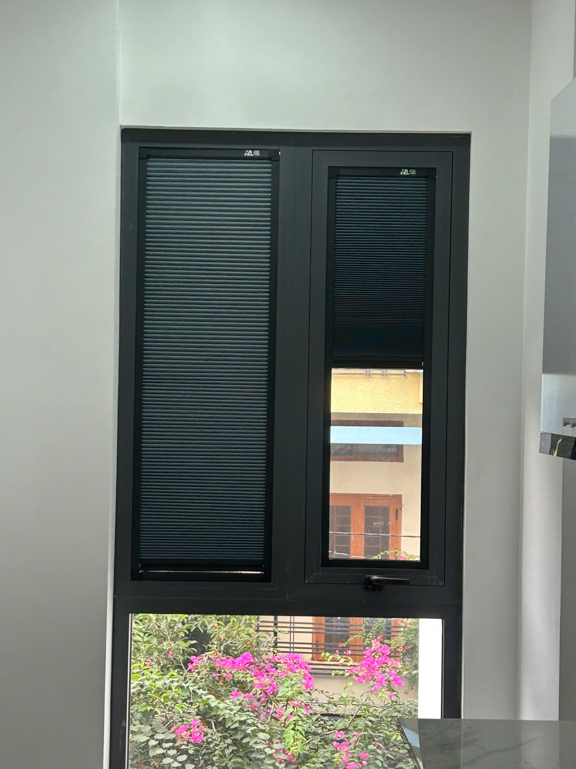 Rèm Tổ Ong Gắn Trên Kính