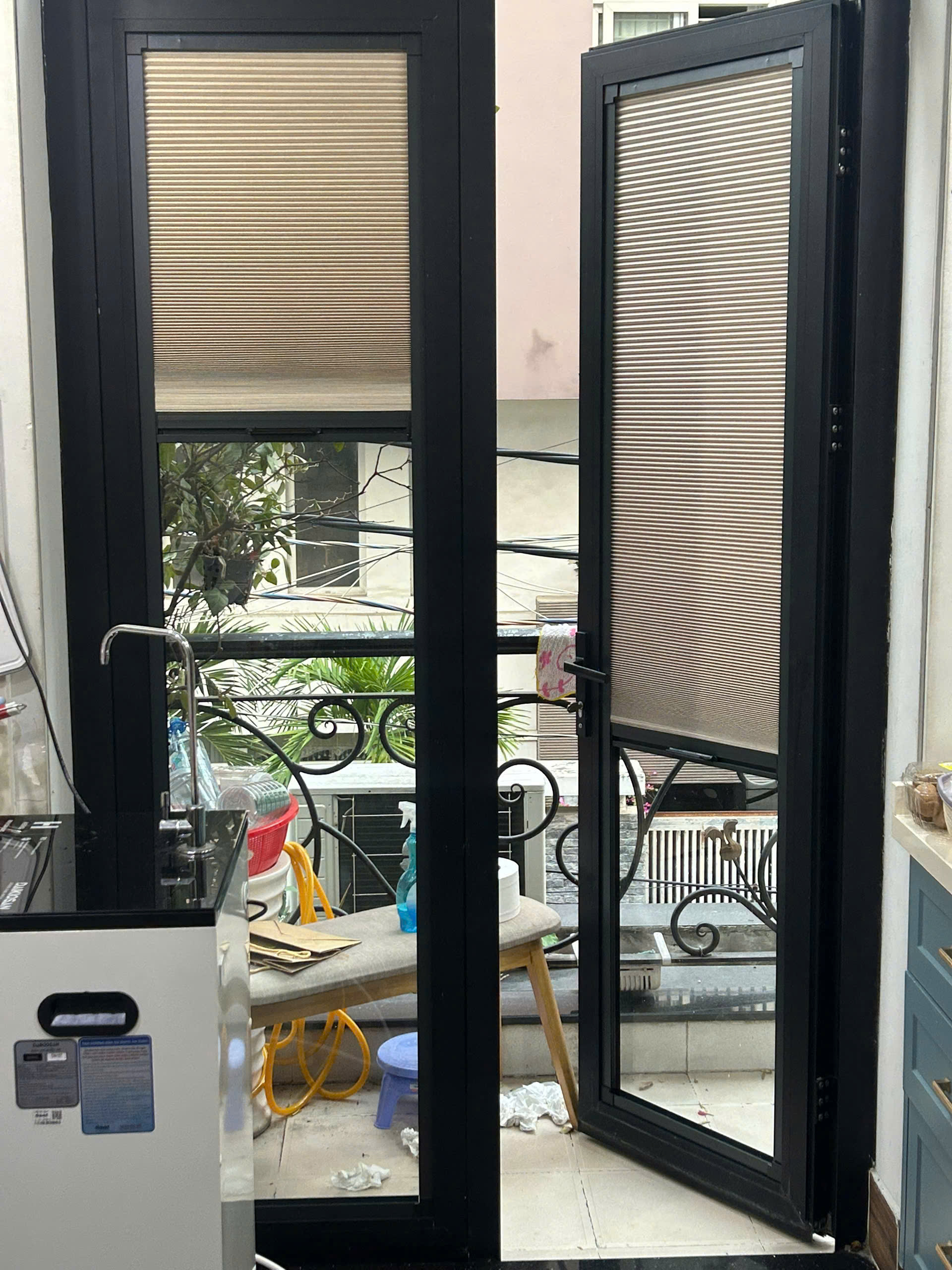 Rèm Tổ Ong Gắn Trên Kính