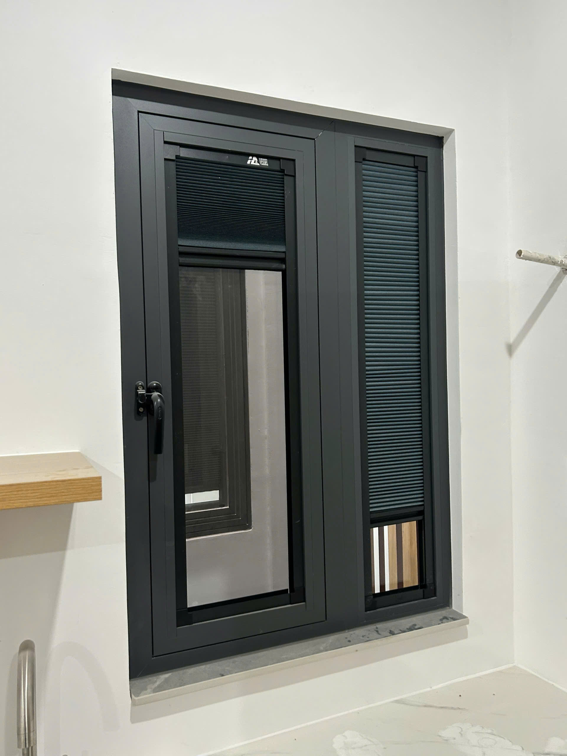 Rèm Tổ Ong Gắn Trên Kính